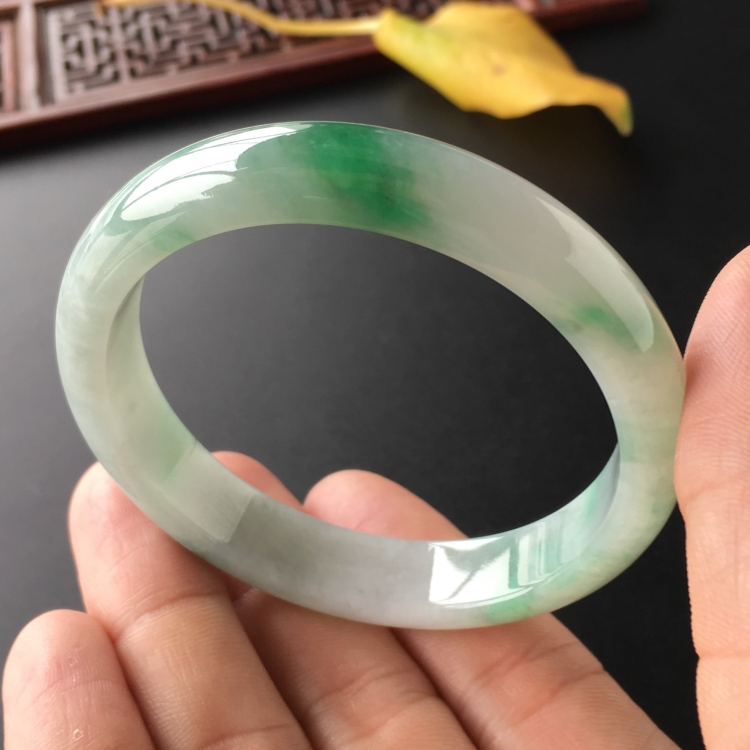 (超值推荐)糯冰种飘翠手镯(54mm)