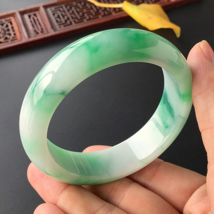 (超值推荐)糯冰种飘翠手镯(59.6mm)