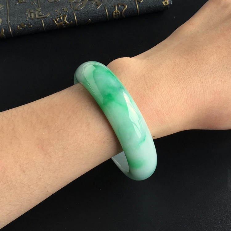 (超值推荐)糯冰种飘翠手镯(59.6mm)