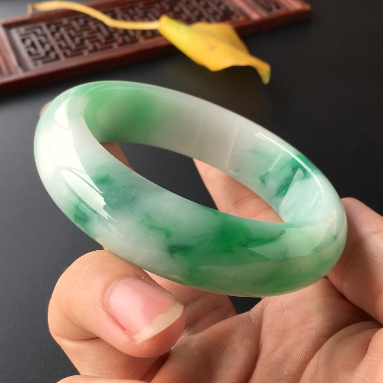(超值推荐)糯冰种飘翠手镯(59.6mm)