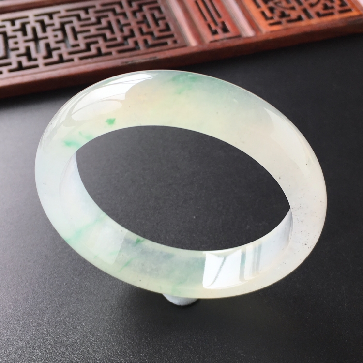 (超值推荐)冰种飘绿花手镯(53.8mm)