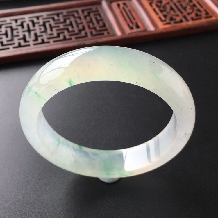 (超值推荐)冰种飘绿花手镯(53.8mm)