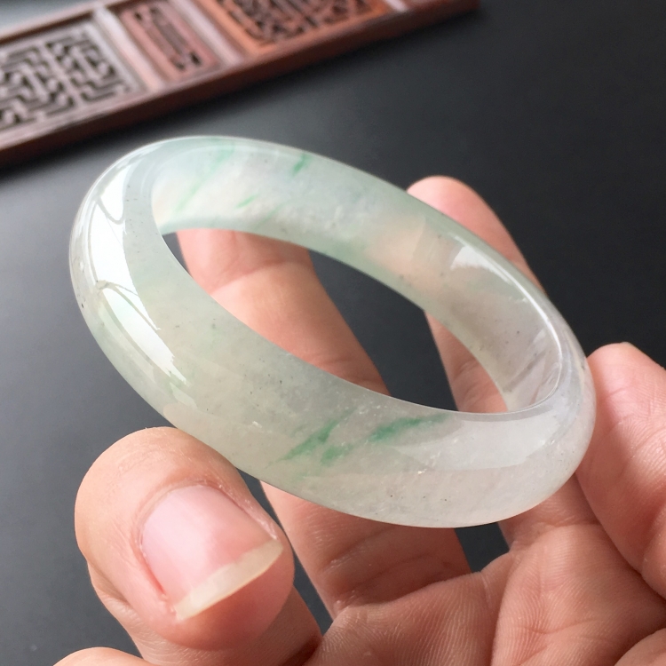 (超值推荐)冰种飘绿花手镯(53.8mm)