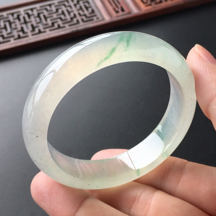 (超值推荐)冰种飘绿花手镯(53.8mm)