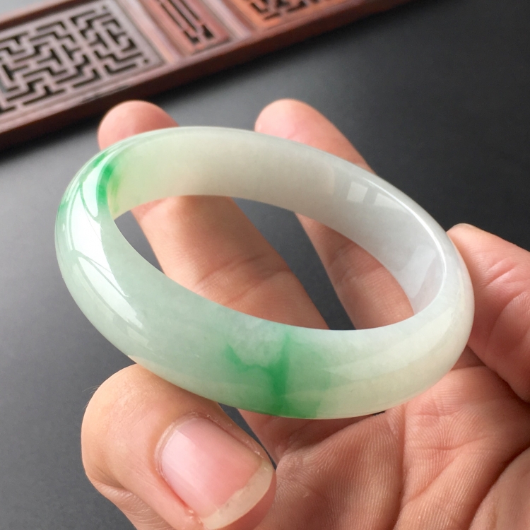 (超值推荐)糯冰种飘翠手镯(52mm)