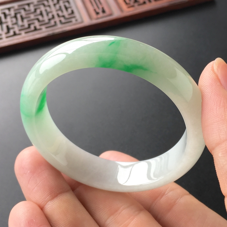 (超值推荐)糯冰种飘翠手镯(52mm)