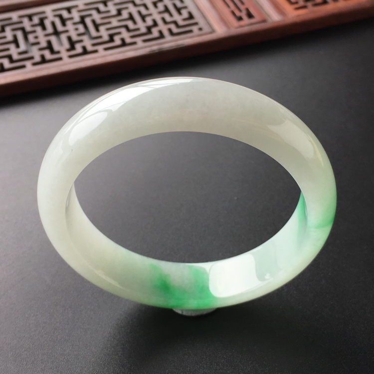(超值推荐)糯冰种飘翠手镯(52mm)