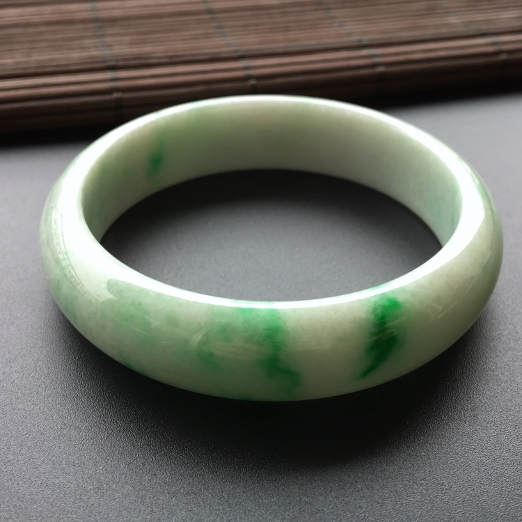 (超值推荐)糯冰种飘阳绿手镯(58.4mm)