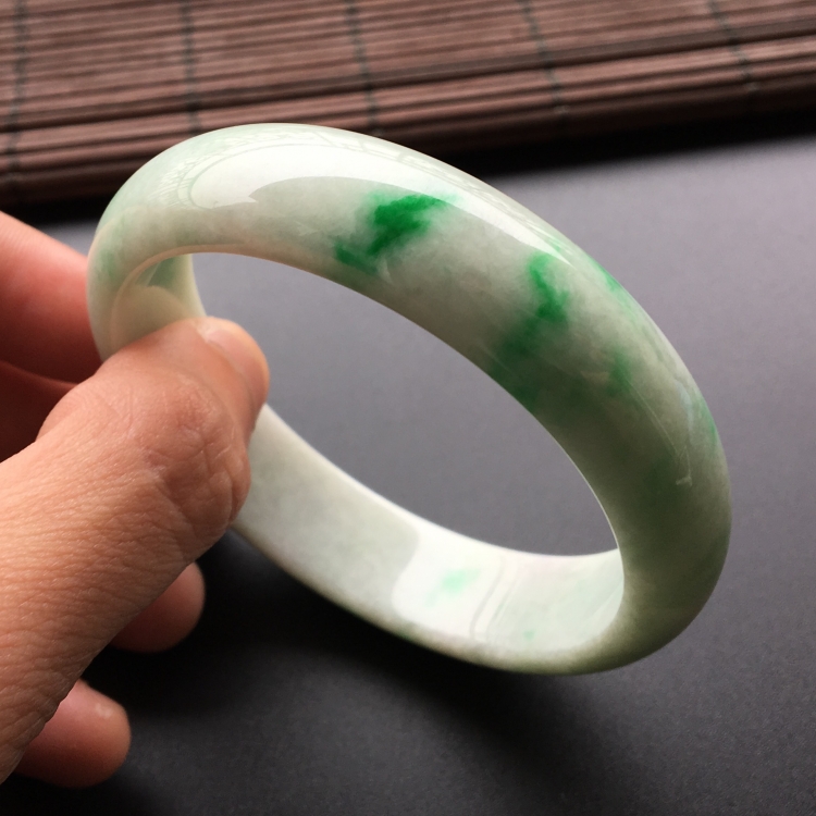 (超值推荐)糯冰种飘阳绿手镯(58.4mm)