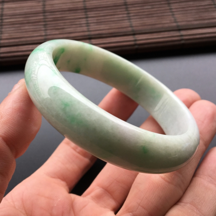 (超值推荐)糯冰种飘阳绿手镯(58.4mm)