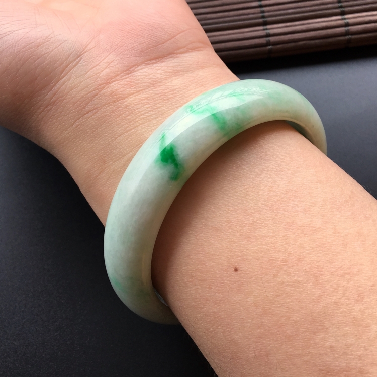 (超值推荐)糯冰种飘阳绿手镯(58.4mm)