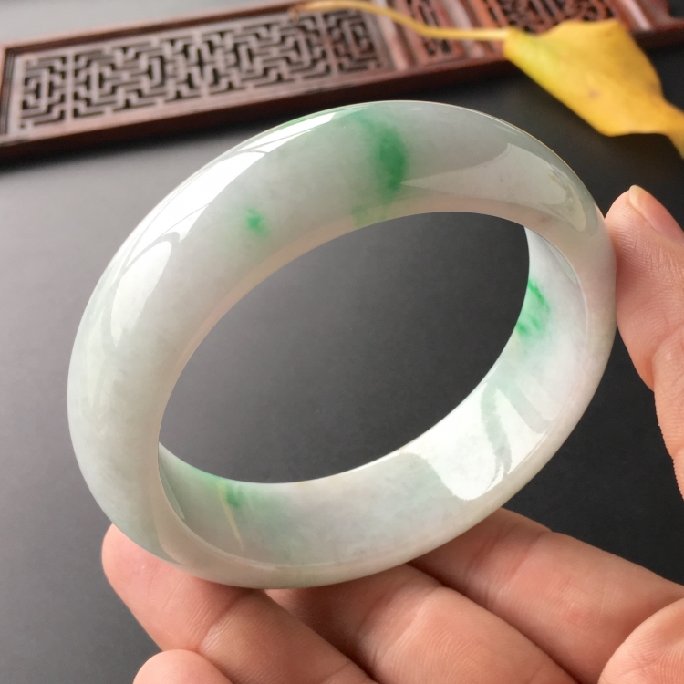 (超值推荐)糯冰种飘翠手镯(61mm)