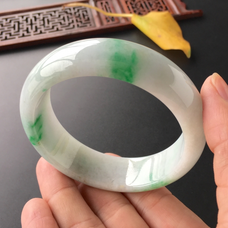 (超值推荐)糯冰种飘翠手镯(61mm)