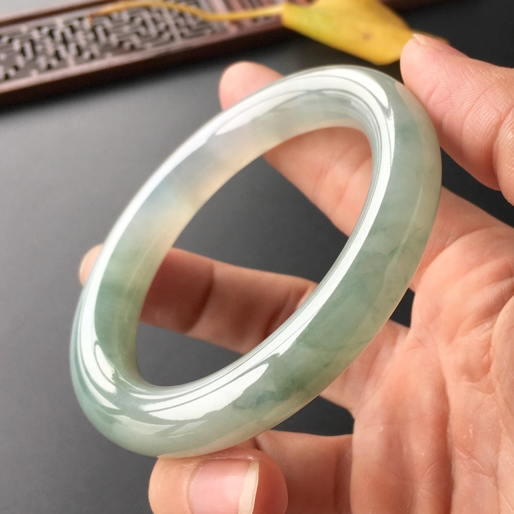 (超值推荐)糯冰种晴水略飘花圆条手镯(58mm)