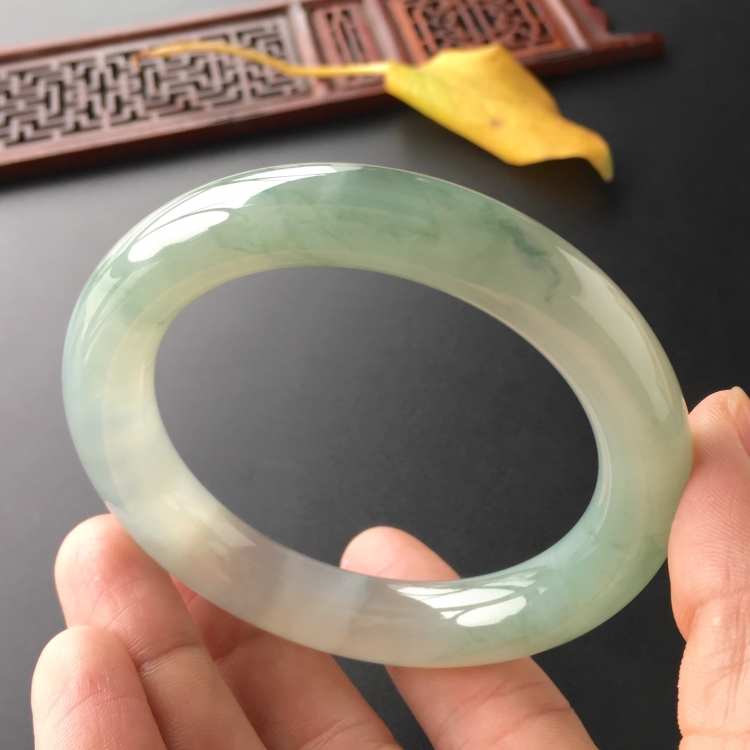 (超值推荐)糯冰种晴水略飘花圆条手镯(58mm)