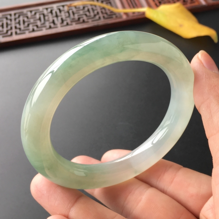 (超值推荐)糯冰种晴水略飘花圆条手镯(58mm)
