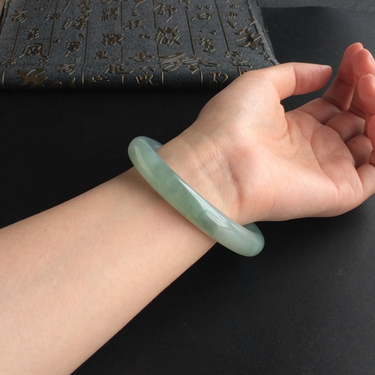 (超值推荐)糯冰种晴水略飘花圆条手镯(58mm)
