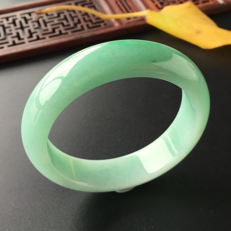 (超值推荐)糯冰种豆绿手镯(56.2mm)