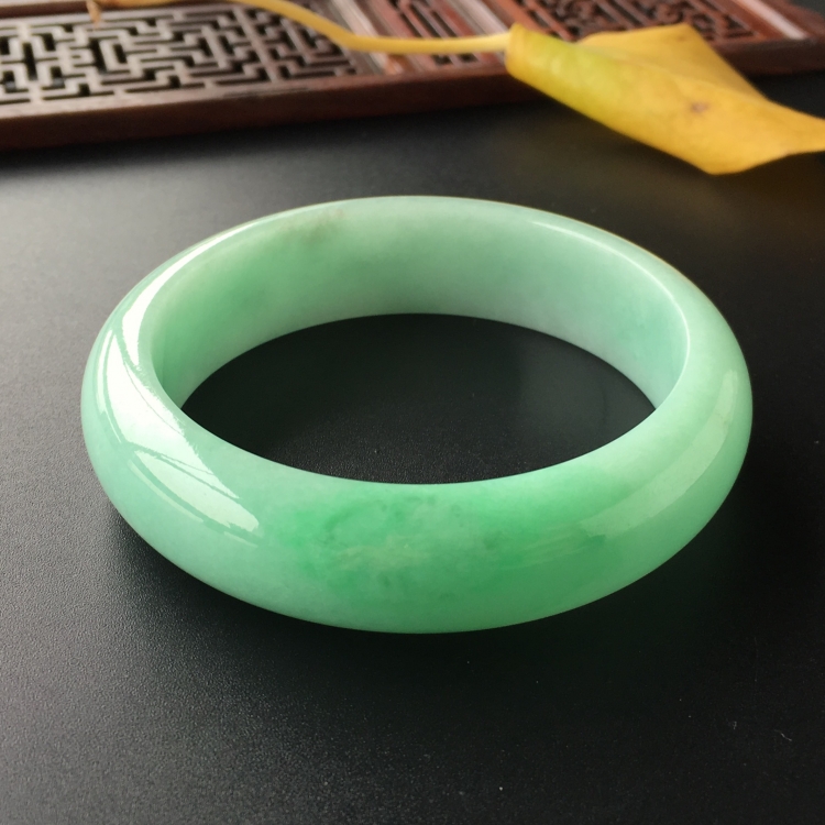 (超值推荐)糯冰种豆绿手镯(56.2mm)