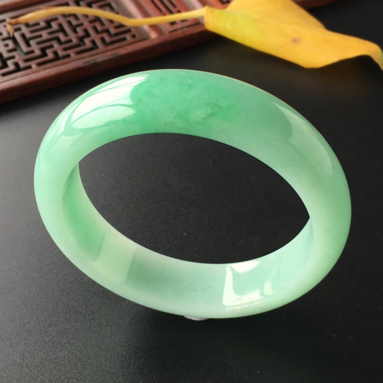 (超值推荐)糯冰种豆绿手镯(56.2mm)