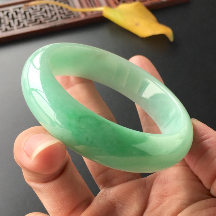 (超值推荐)糯冰种豆绿手镯(56.2mm)