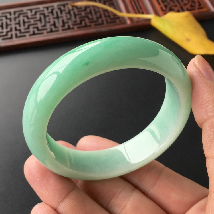 (超值推荐)糯冰种豆绿手镯(56.2mm)