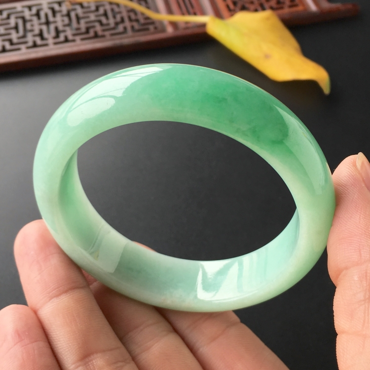 (超值推荐)糯冰种豆绿手镯(56.2mm)