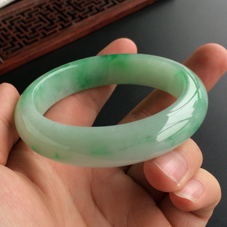 (超值推荐)糯冰种飘翠手镯(56.5mm)