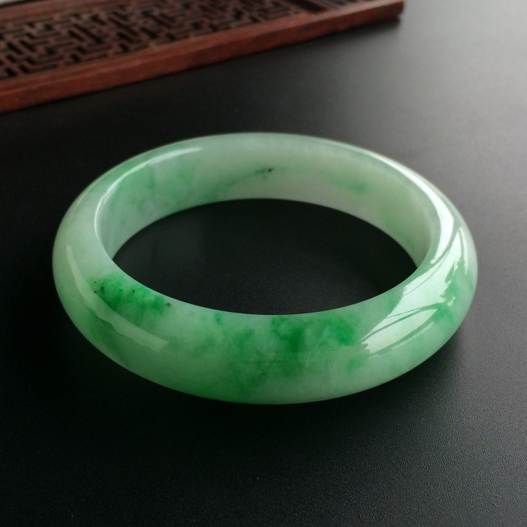 (超值推荐)糯冰种飘翠手镯(56.5mm)