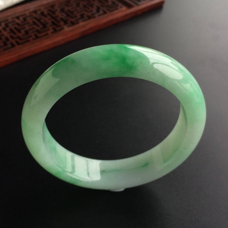 (超值推荐)糯冰种飘翠手镯(56.5mm)
