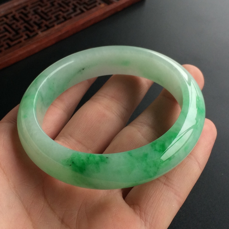 (超值推荐)糯冰种飘翠手镯(56.5mm)