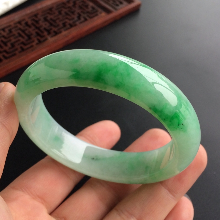 (超值推荐)糯冰种飘翠手镯(56.5mm)
