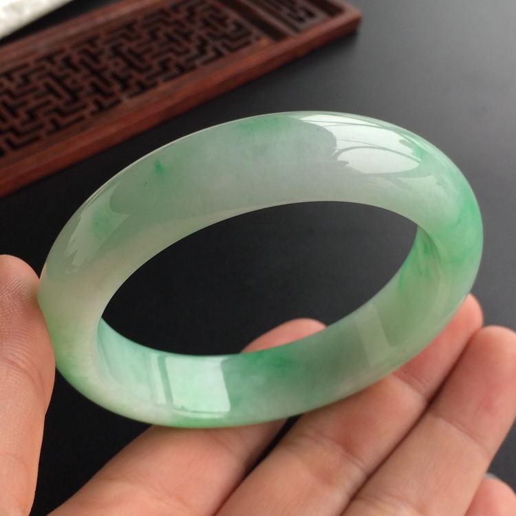(超值推荐)糯冰种飘翠手镯(56.5mm)