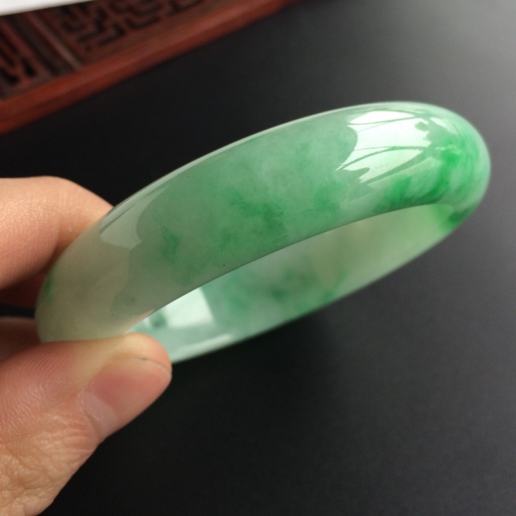 (超值推荐)糯冰种飘翠手镯(56.5mm)