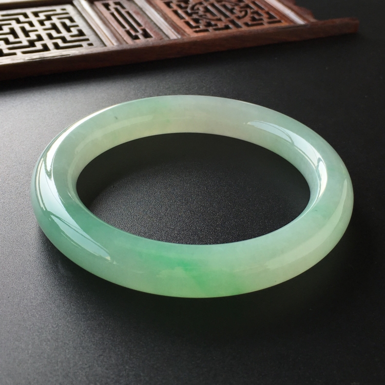 (超值推荐)糯冰种飘翠圆条手镯(58.5mm)