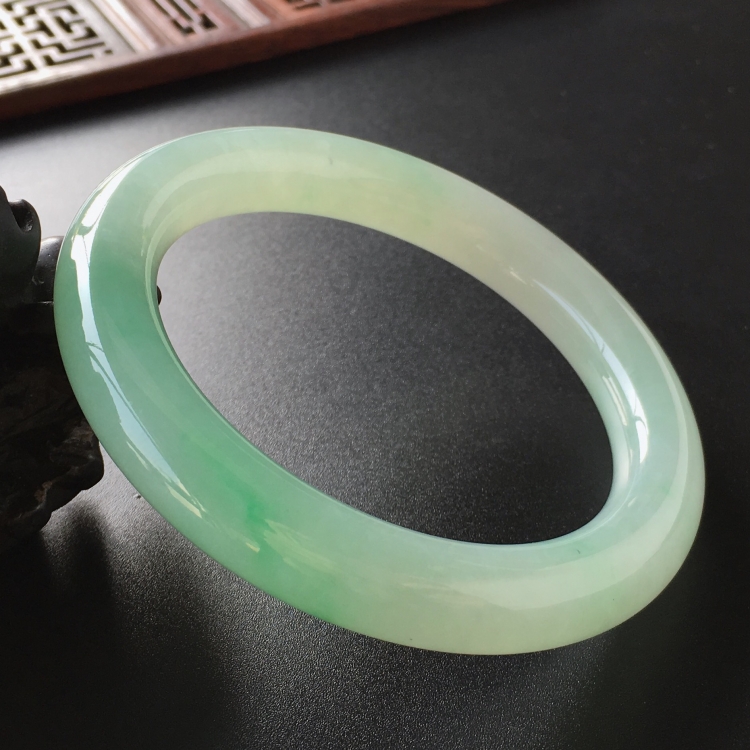 (超值推荐)糯冰种飘翠圆条手镯(58.5mm)
