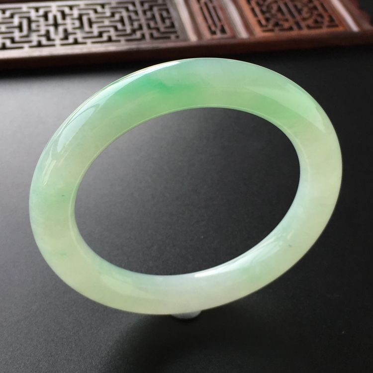(超值推荐)糯冰种飘翠圆条手镯(58.5mm)