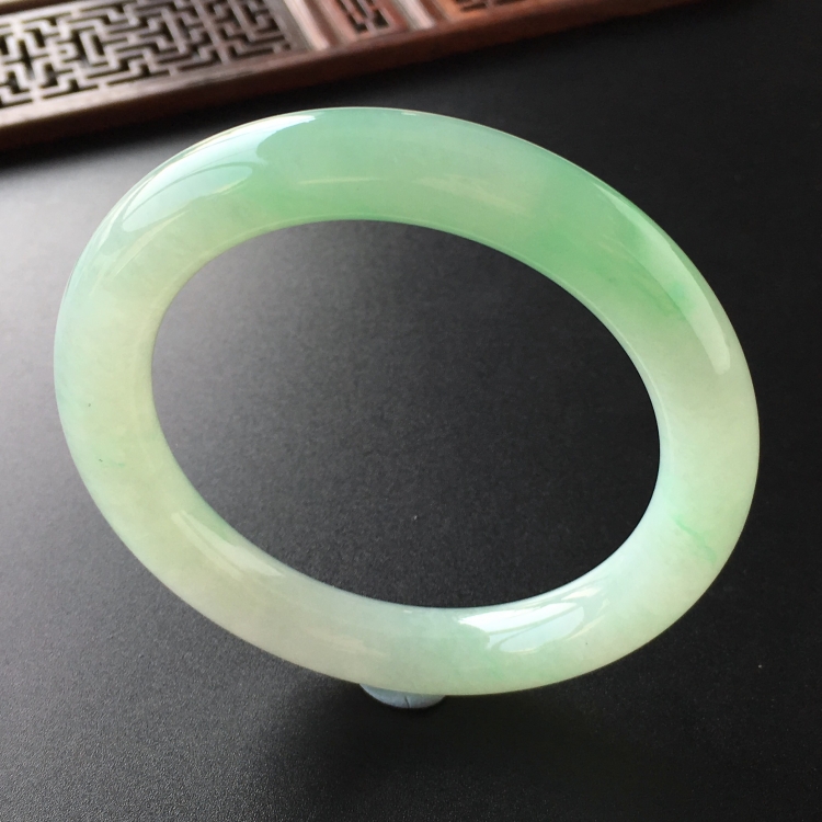(超值推荐)糯冰种飘翠圆条手镯(58.5mm)