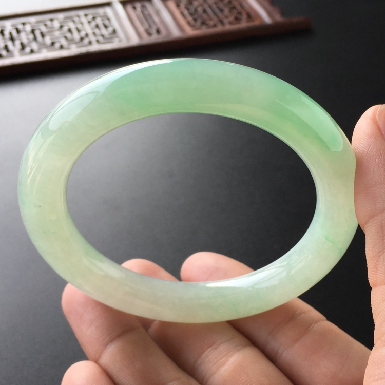 (超值推荐)糯冰种飘翠圆条手镯(58.5mm)