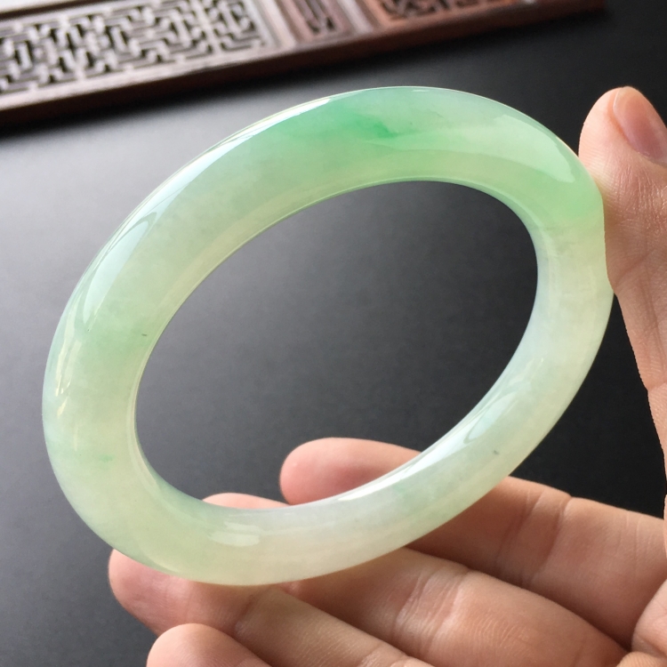 (超值推荐)糯冰种飘翠圆条手镯(58.5mm)