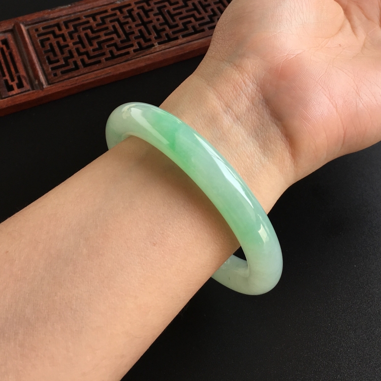 (超值推荐)糯冰种飘翠圆条手镯(58.5mm)