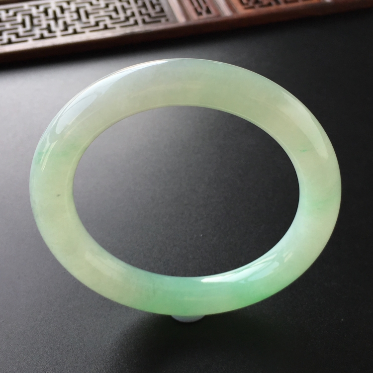 (超值推荐)糯冰种飘翠圆条手镯(58.5mm)