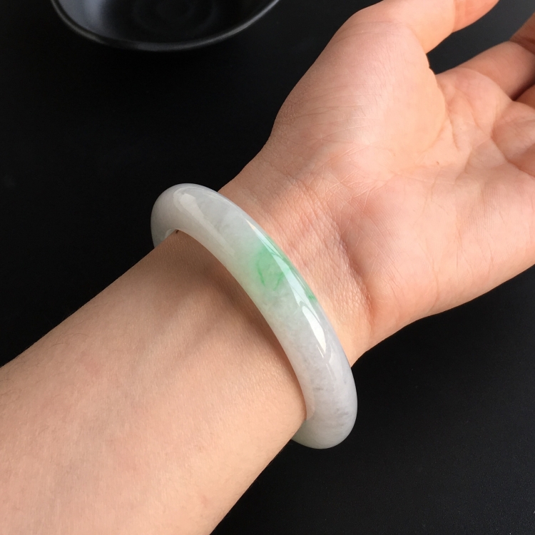 (超值推荐)糯冰种飘翠手镯(56.2mm)