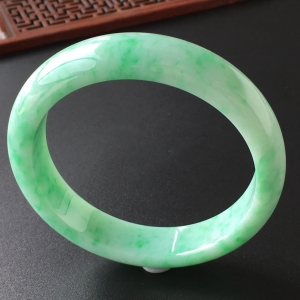 (超值推荐)糯冰种飘翠手镯(61.5mm)