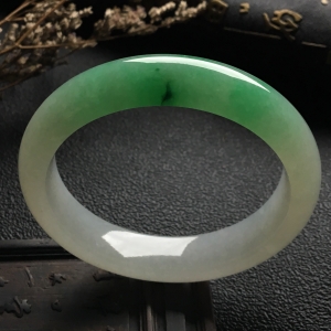 （超值推荐）糯冰种略飘花手镯（57mm）