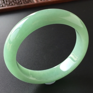 (超值推荐)糯冰种绿晴水手镯(55.6mm)