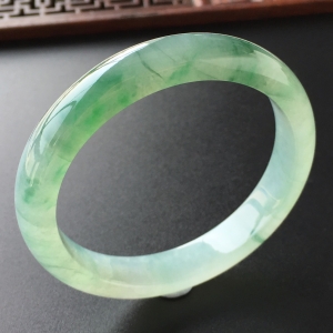 (超值推荐)冰种飘绿花手镯(54.8mm)