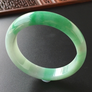 (超值推荐)糯冰种飘翠手镯(57mm)