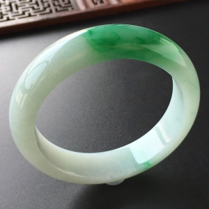 (超值推荐)糯冰种飘翠手镯(57.7mm)