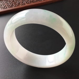 (超值推荐)糯冰种略飘翠手镯(58.2mm)